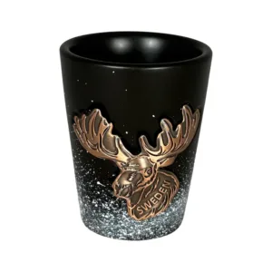 Schnapsglas Schwarzer Elch mit Metallplakette